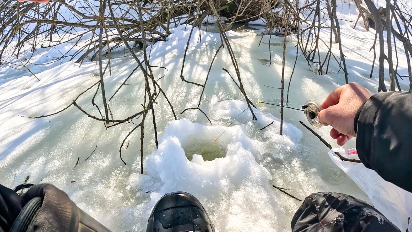 ЗАБУРИЛСЯ ПОД ДЕРЕВО, А ТУТ КРУПНЯК на черта КЛЮЁТ. Лещ, плотва. Рыбалка в марте в 2026