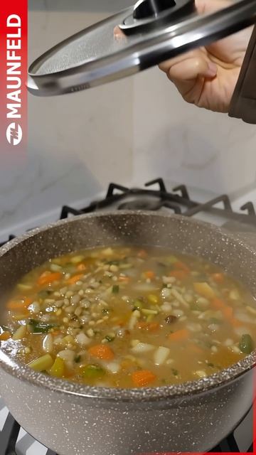 Кастрюля MAUNFELD серии CARMEL 26 см — сочетание удобства и практичности для повседневной готовки.