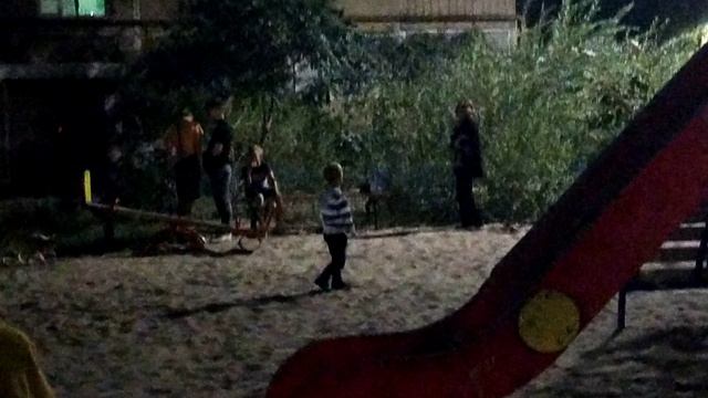 Двор, спор с Артемом.