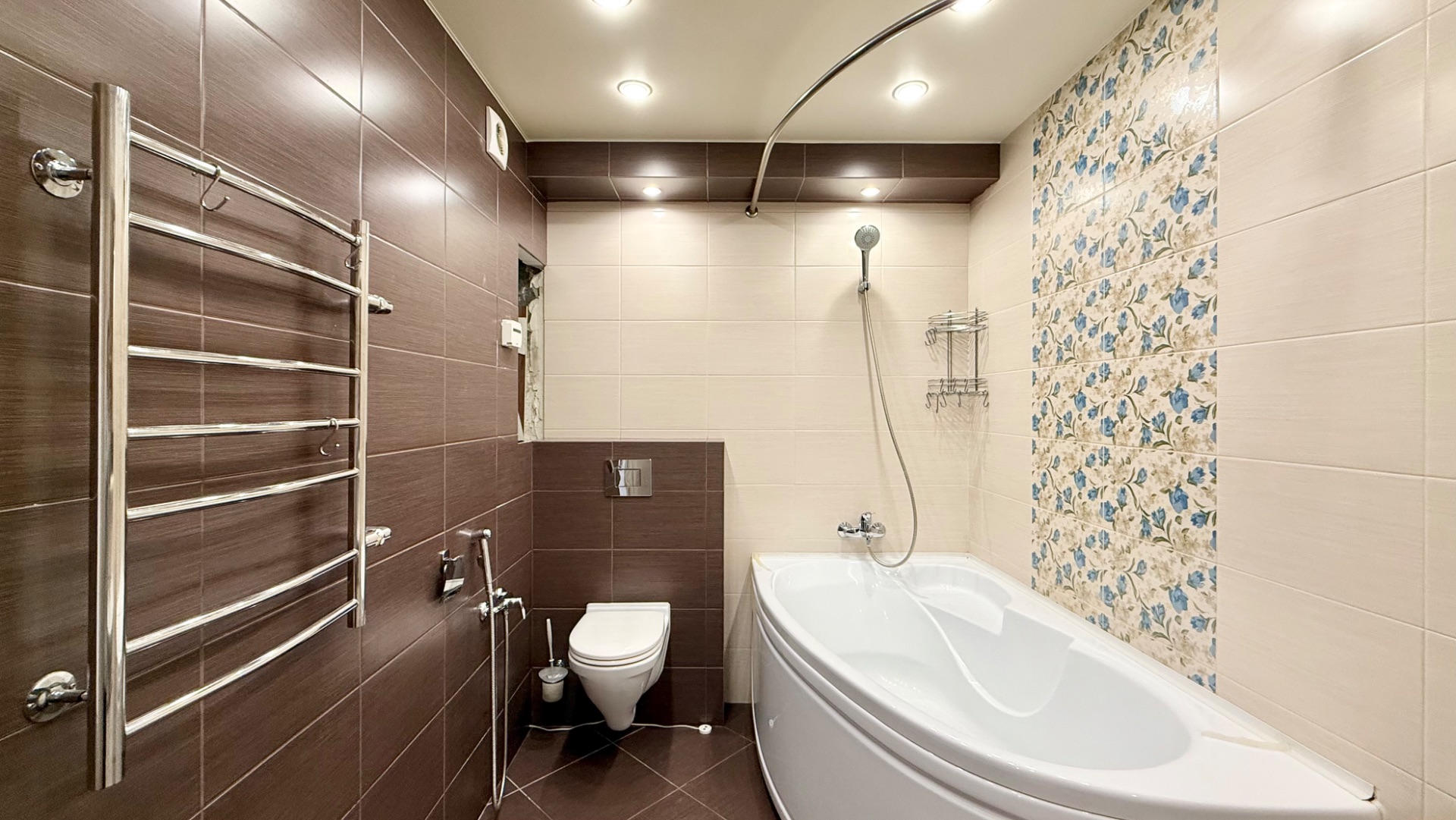 В продаже двухкомнатная квартира в центре города