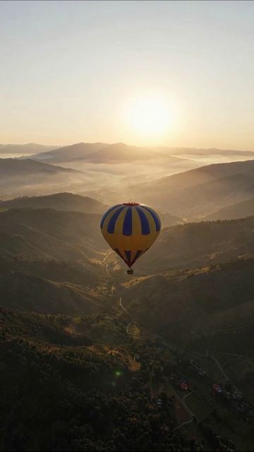 Полёт на воздушном шаре над горами в рассветных лучах солнца #воздушныйшар #пейзажи #приключения