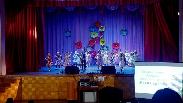 Танец Весна красна идёт и песенку поёт