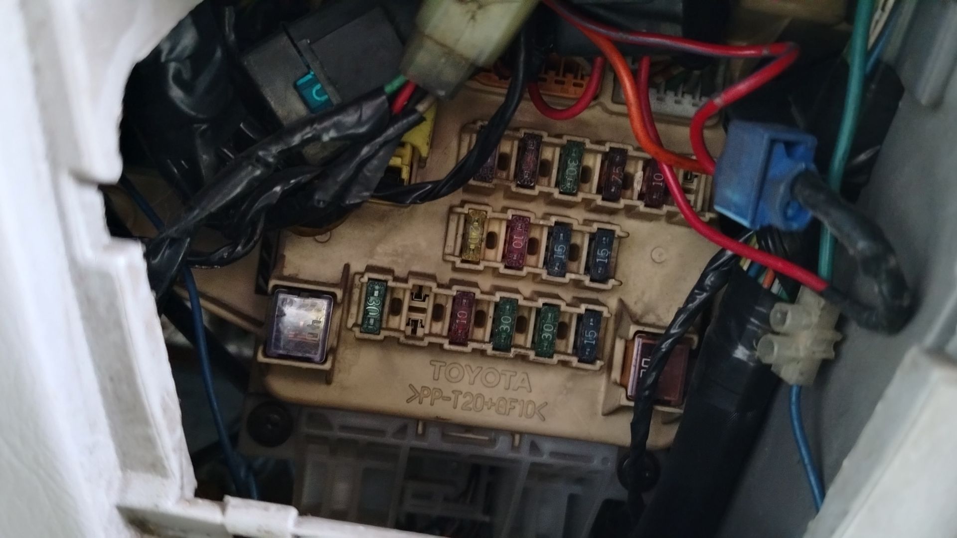 Где находится предохранитель прикуривателя (часы, музыка, система регулировка зеркал)