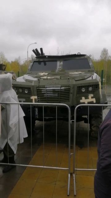 Поехали в ЦПКО, на выставку.