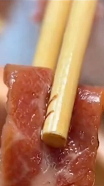 Этот хомяк питается лучше, чем я 🤬