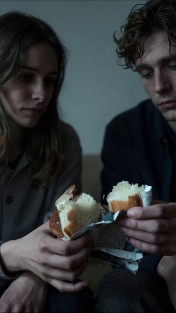 Потерянные мечты и хлеб на двоих #бездомность #тоска #разочарование