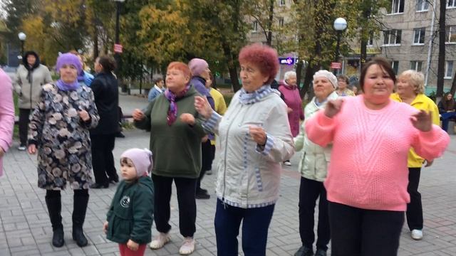 Ольга Танцы у фонтана и не только Поет дуэт 