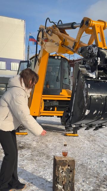В видео экскаватор-погрузчик Lonking и наш золотой оператор✊