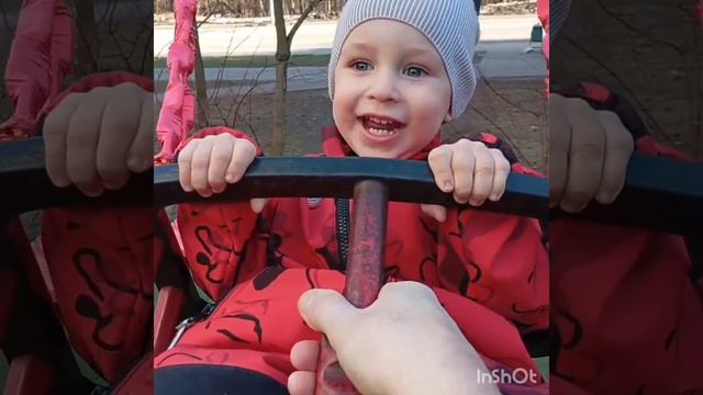 Кирилл гуляет с Дедулей