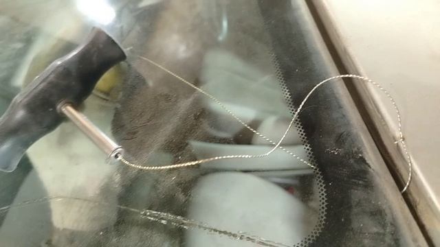 Как вырезать лобовое стекло у авто одному 👍