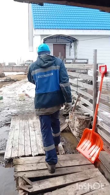 всем,привет 👋 
перетаскиваю зерно,кормлю кур,убираю воду,дела домашние.жизнь в селе.Сибирь.