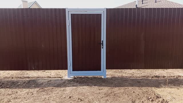 Сделал забор . Вид с нутри и с улицы .