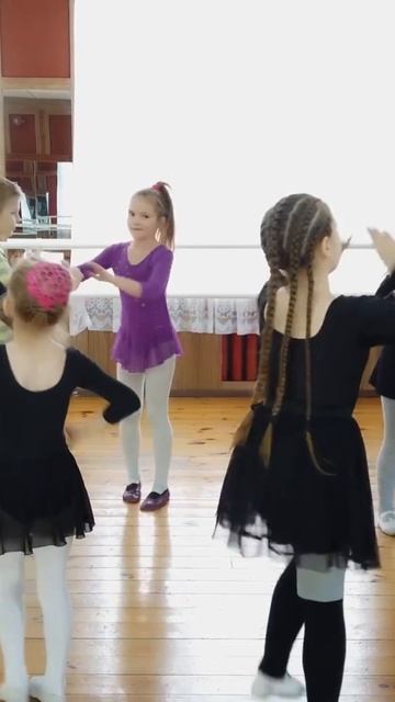 Зашагали ножки весело по кругу.