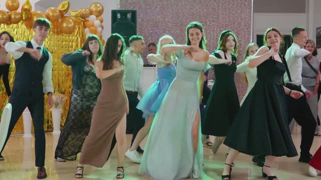 Школьный Выпускной в Омске. Видеосъёмка в Омске. Видеограф на выпускной в Омске