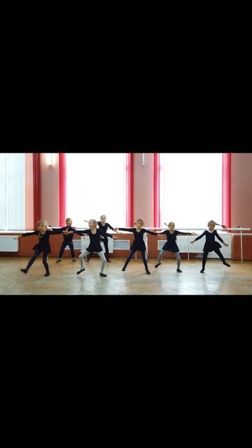 Море волнуется раз - танцуй,замри.