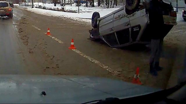 Авария, машина на крыше