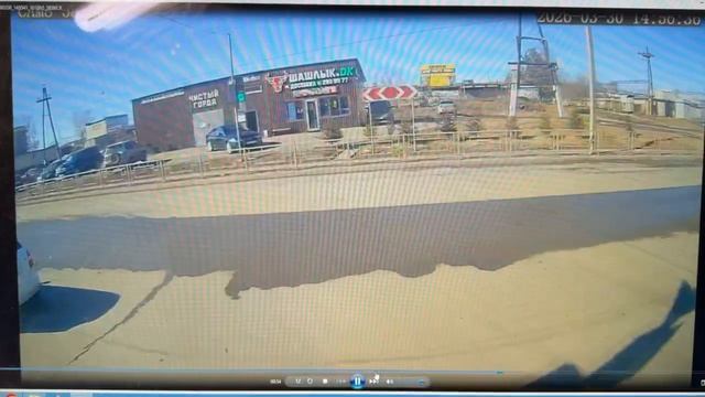 В Красноярске школьники на электросамокате въехали в автобус