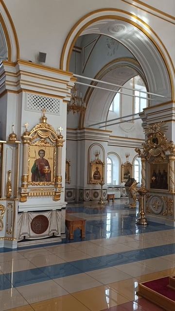 как тихо в храме