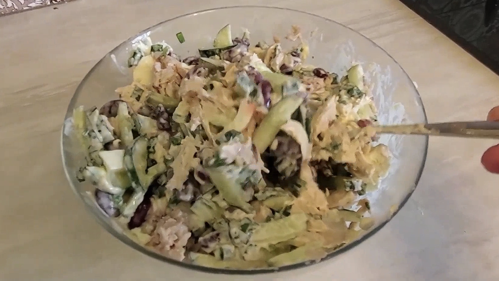 Салат с красной фасолью.