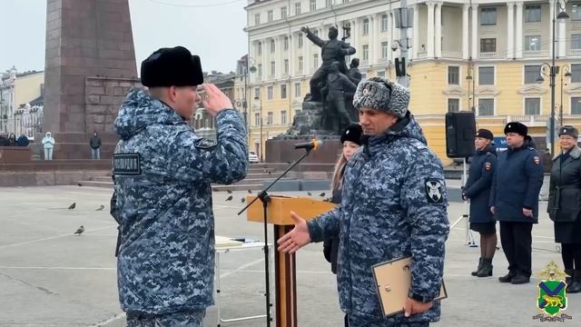Глава УМВД Приморья Александр Табакаев провел общегарнизонный развод нарядов на центральной площади