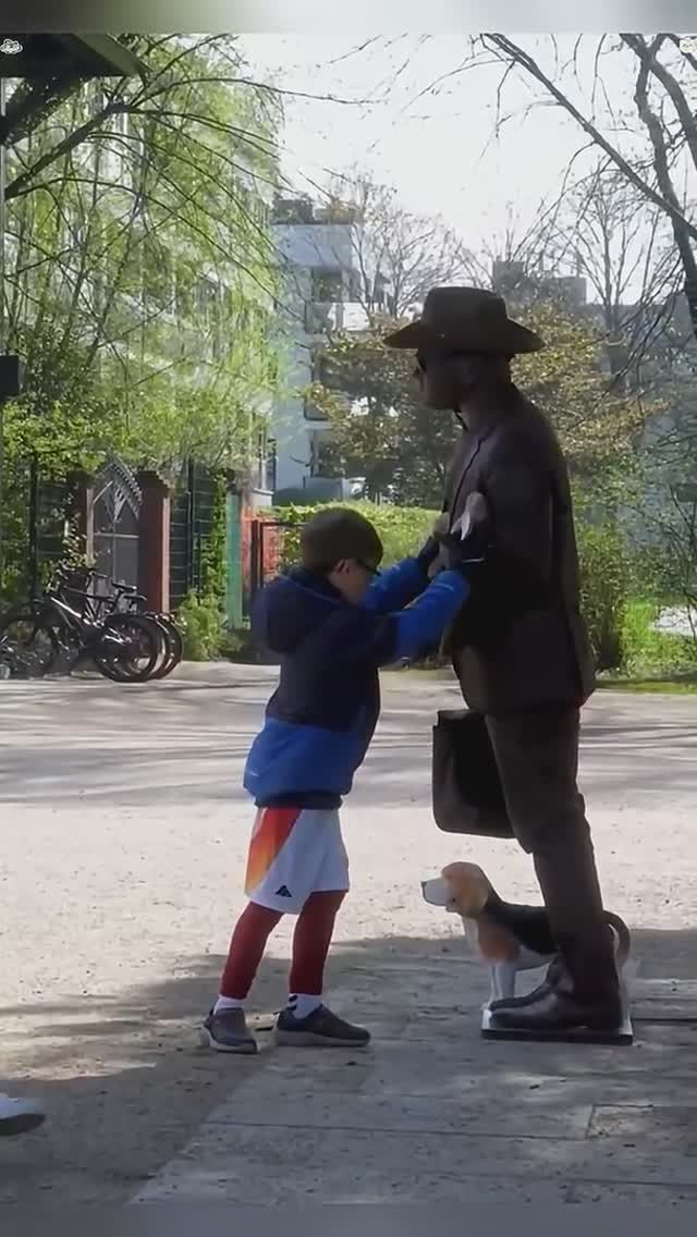 Дети против памятников )))  # дети # юмор # розыгрыш # живой памятник #