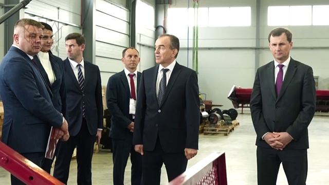 С министром промышленности Беларуси открыли мультибрендовый центр белорусской сельхоз техники