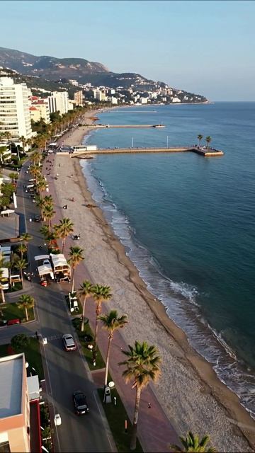 Красота пляжа: морская прогулка по набережной #пляж #морскойвид #природа