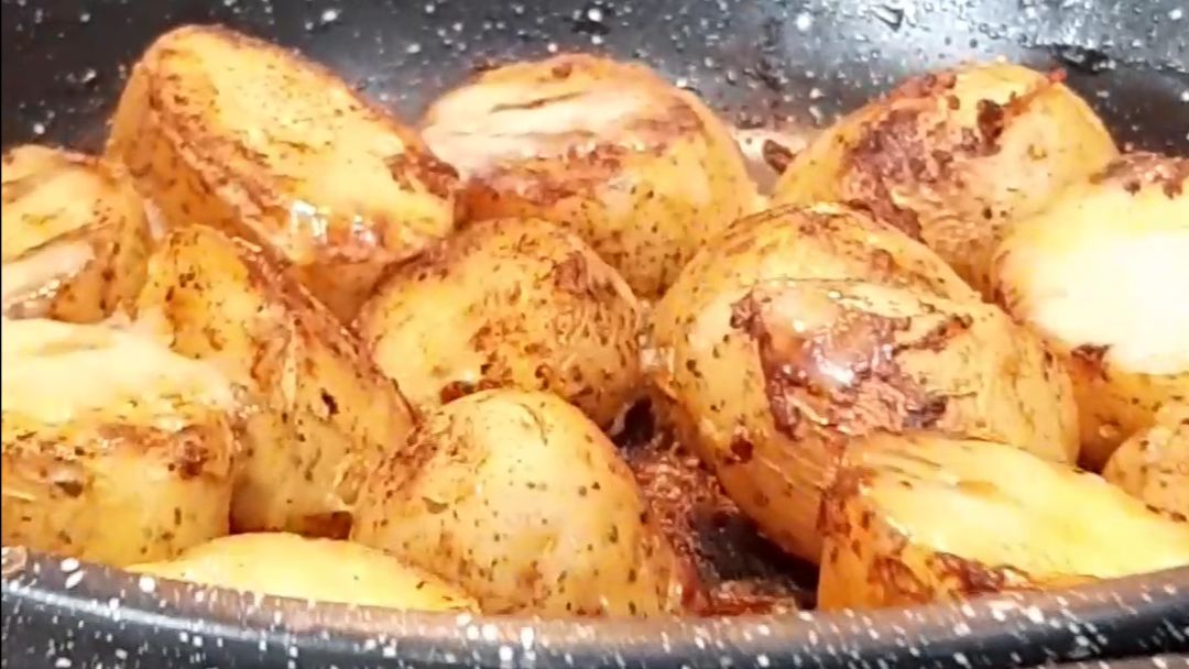 Румяная картошечка на сковороде