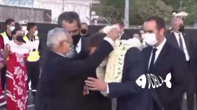 🇫🇷 На Таити Макрона целиком завесили цветами
