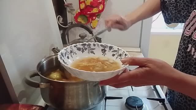 Готовлю куриный суп без поджарки с приправой 