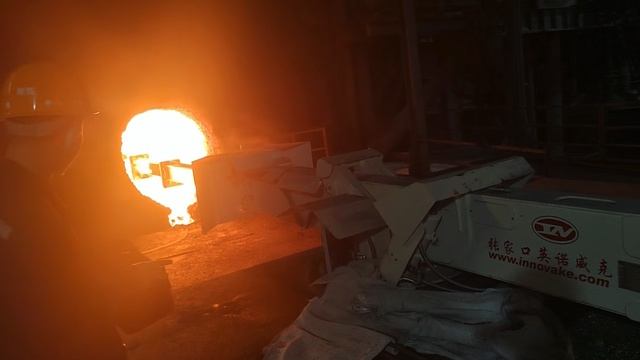 Машина для удаления шлака из печи АОД