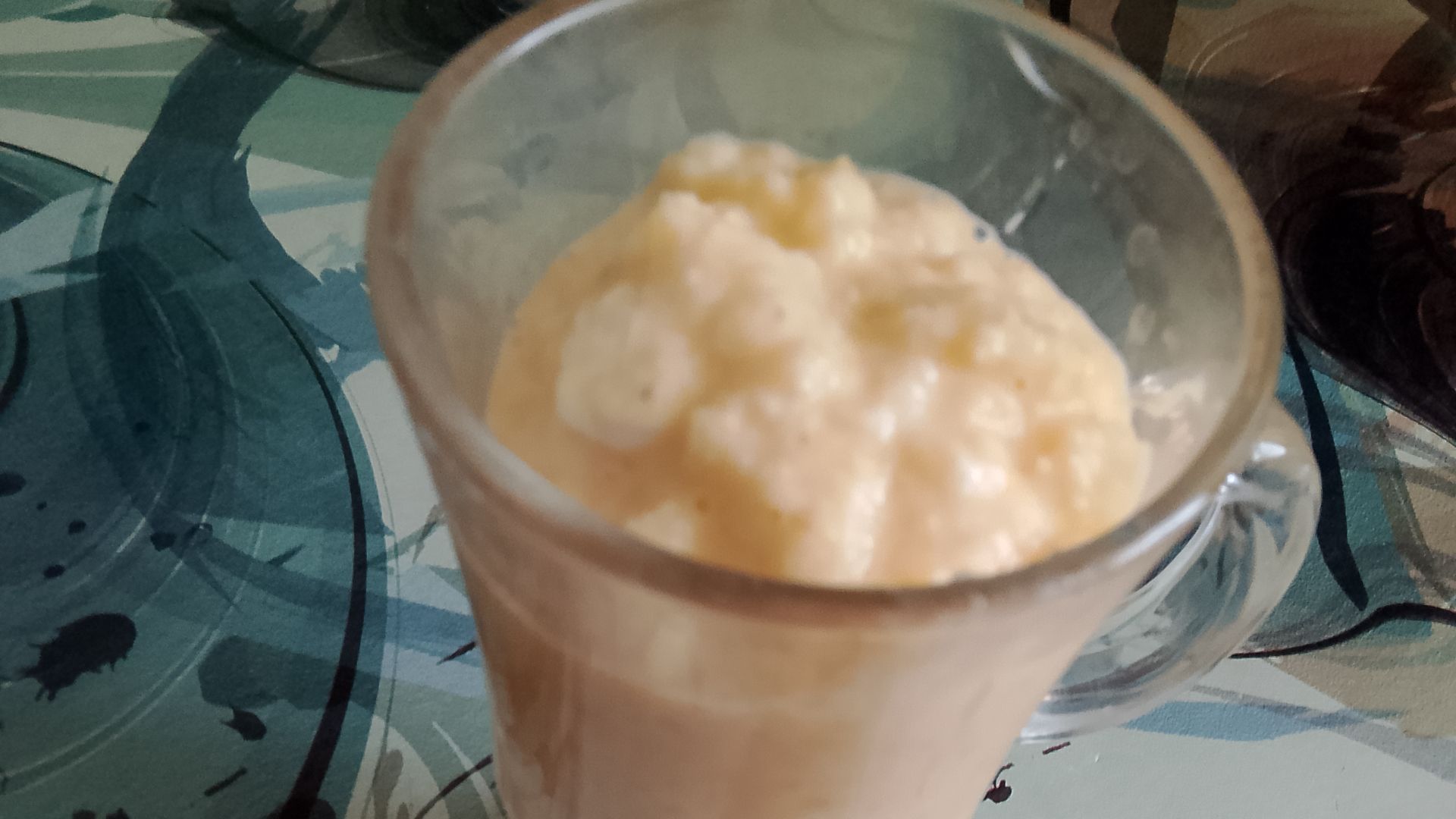 Смузи с апельсином, бананом и яблоком.