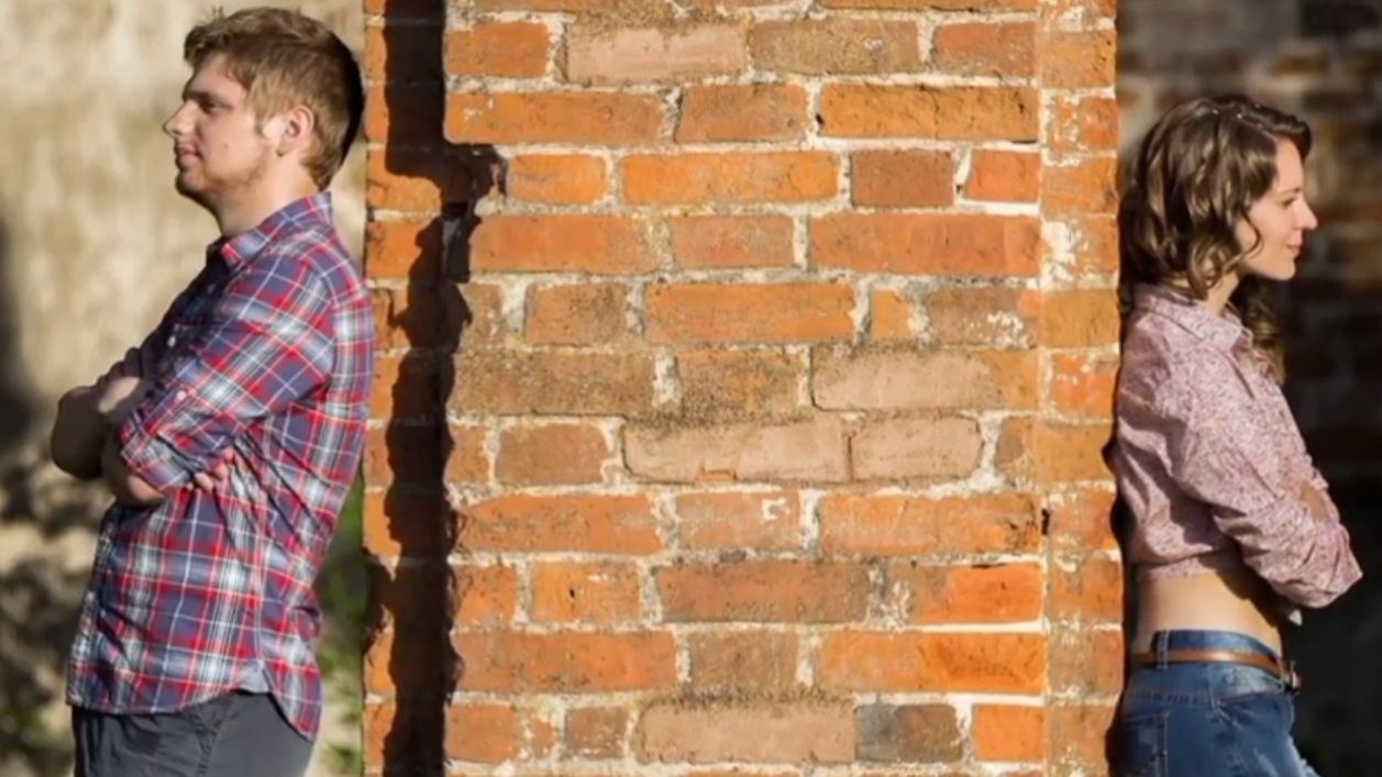 Стена нас отгородила