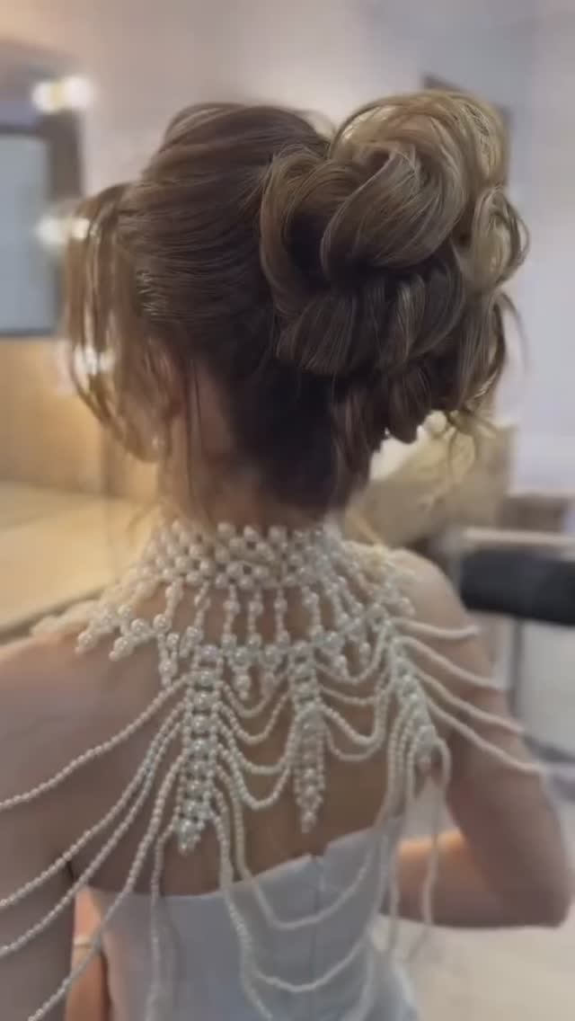 Трендовая прическа невесты - объемная и воздушная ракушка #прическа #укладка #волосы #пучок