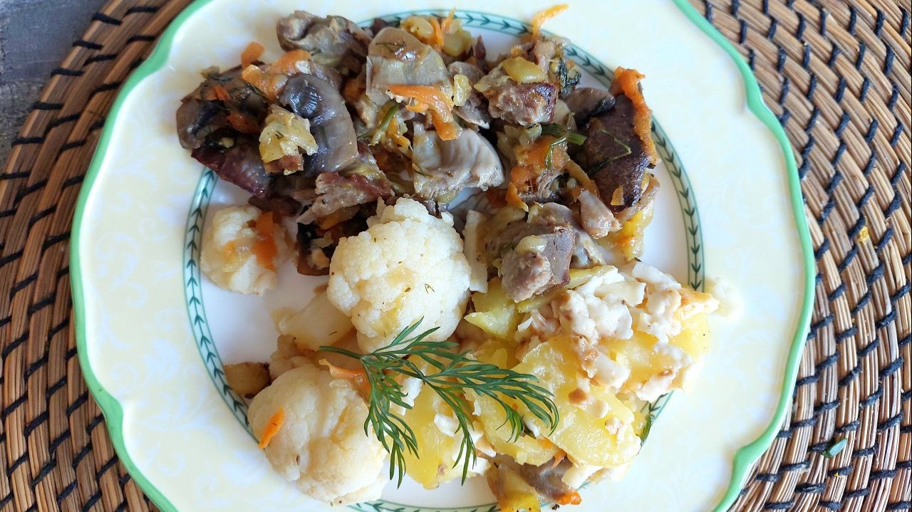 Запеканка с картофелем, цветной капустой и ароматными куриными желудками.