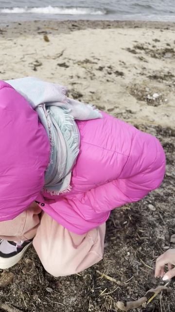 Мила собирает янтарь в Зеленоградске