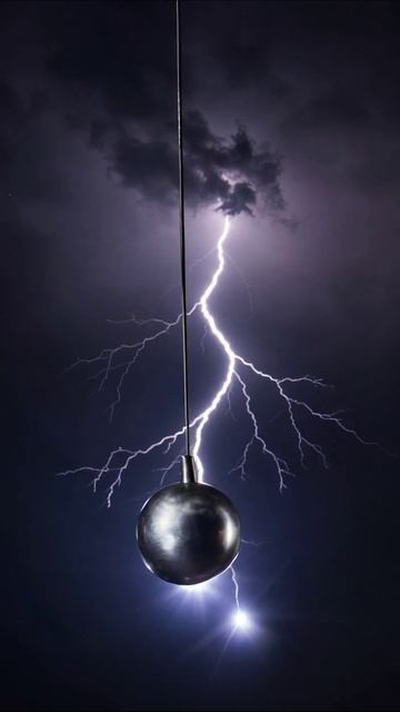 Молния и маятник: Природа в действии #молния #природа #эксперимент