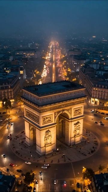Вечерний Париж: Триумфальная арка в светах ночи #Париж #ТриумфальнаяАрка #Ночь