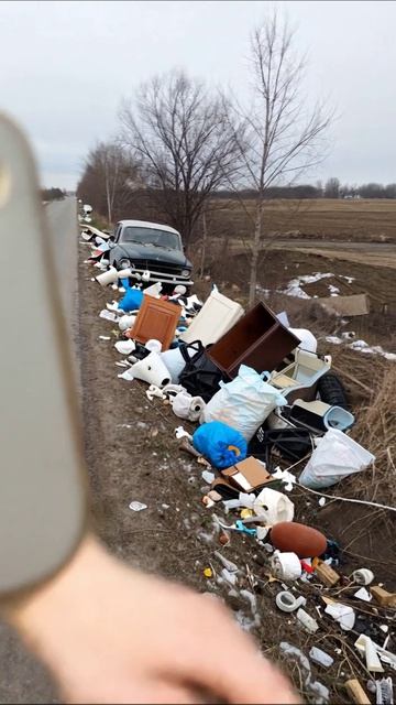 Печальная реальность: мусорная катастрофа у дороги #мусор #экология #заброшенность