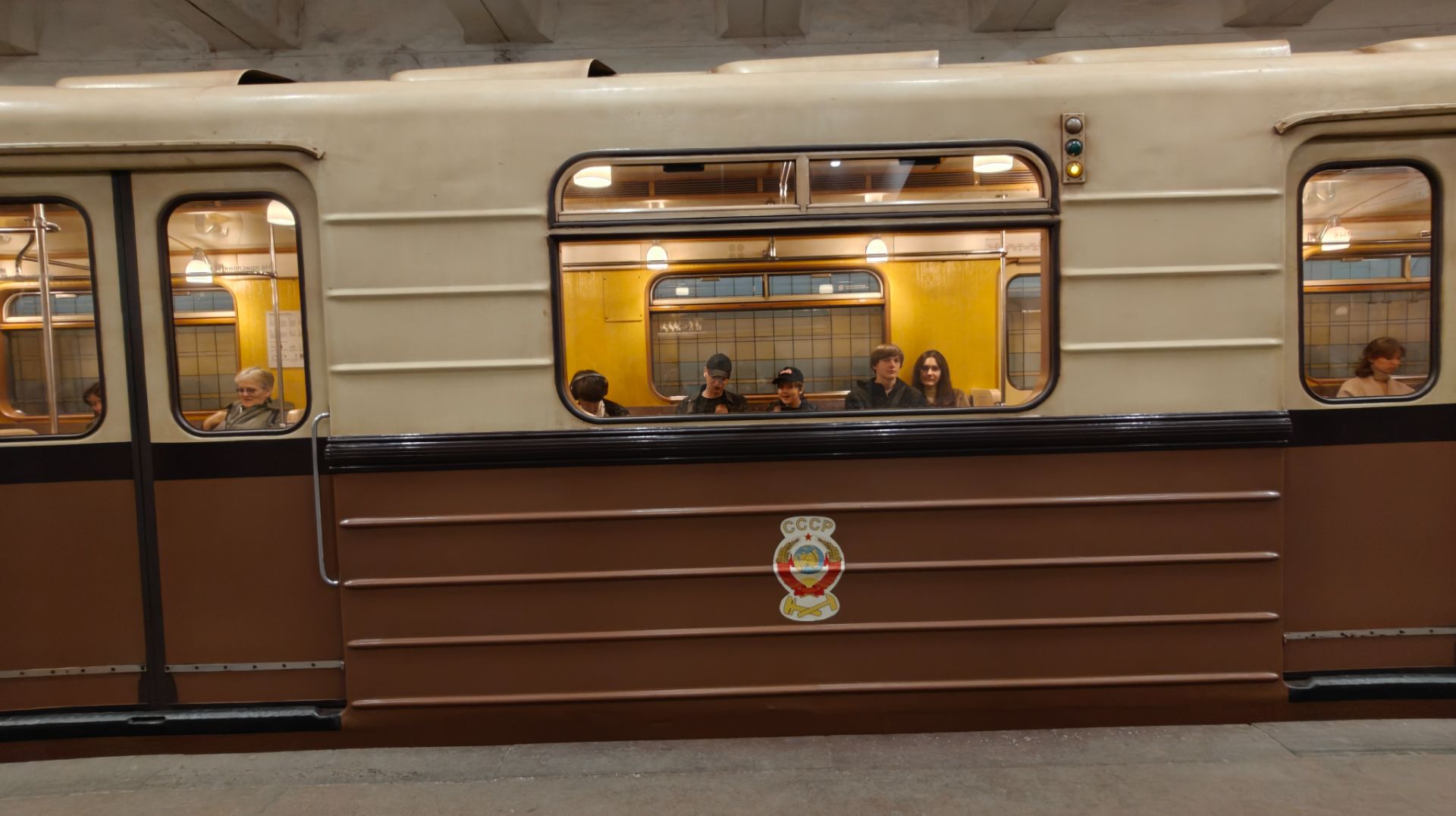 Два легендарных поезда Ретро-Поезд и Красная Стрела на станции метро «Лубянка»1️⃣