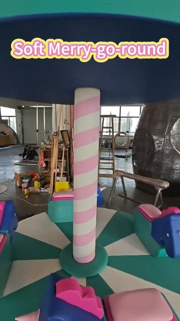 Забавная мягкая карусель с музыкой на детской площадке