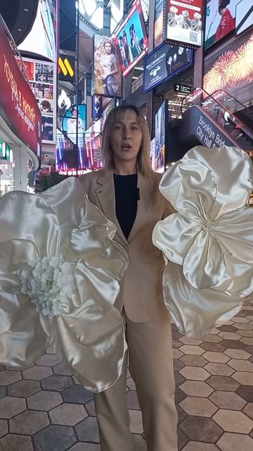 Гигатские абстрактные цветы в Челябинске