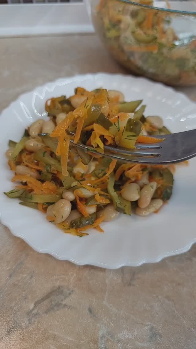 Салат с фасолью и солёными огурцами