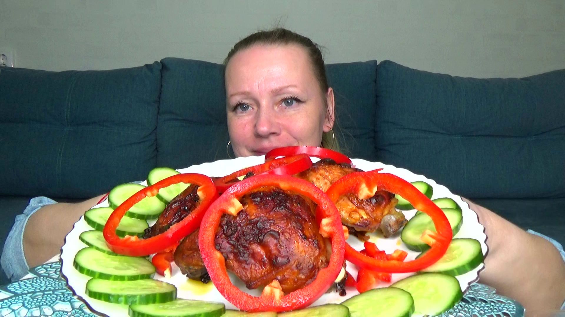 Мукбанг от Яновны Бедра куриные загорелые, овощи . Еда вкуснота!
