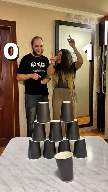 Кто больше собьет стаканчиков