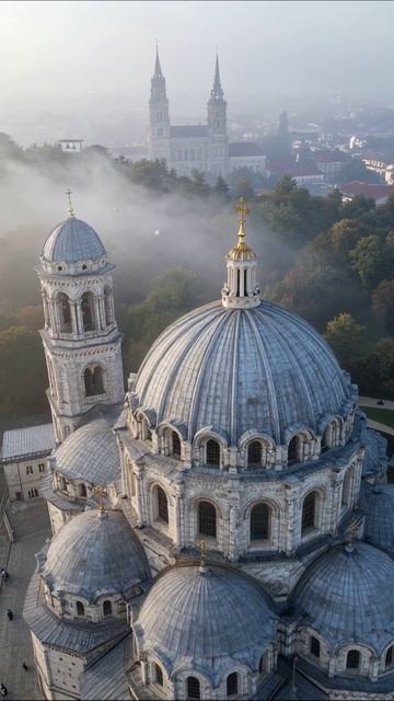 Утро над городом: Магия тумана и архитектуры #архитектура #природа #город