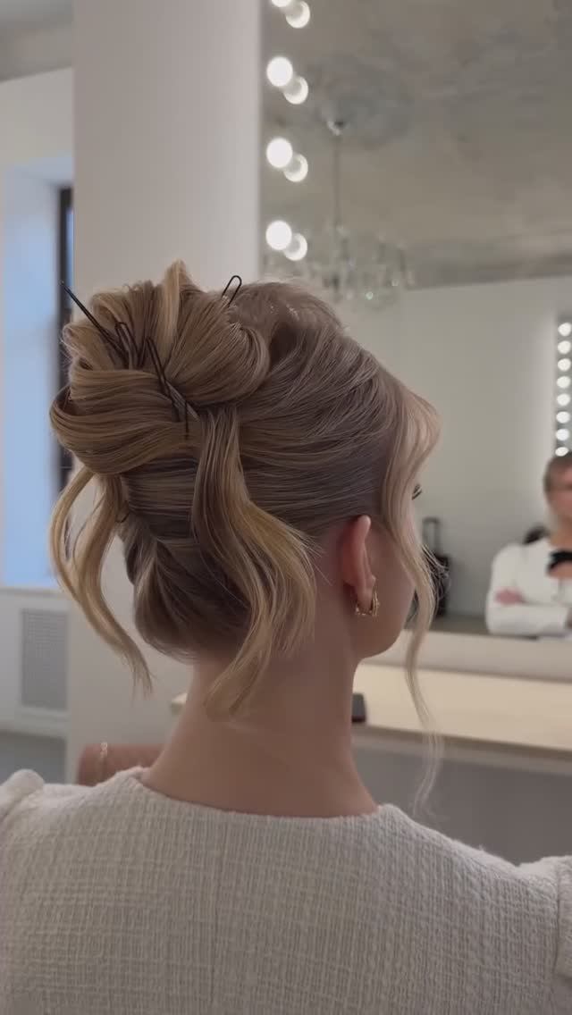 Французский пучок из мягкой текстуры - самая трендовая прическа невесты #прическа #укладка #волосы