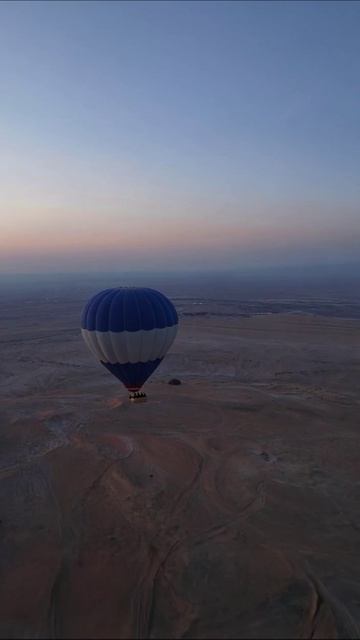 Воздушный шар над пустыней: незабываемый полет #путешествия #воздушныешары #пейзажи