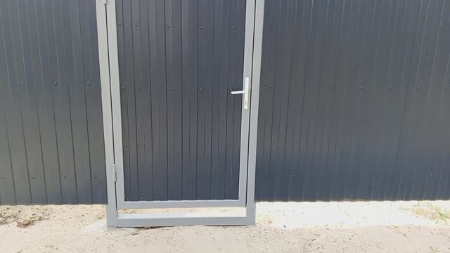 Сварил и установил калитку в рамке . Видео .