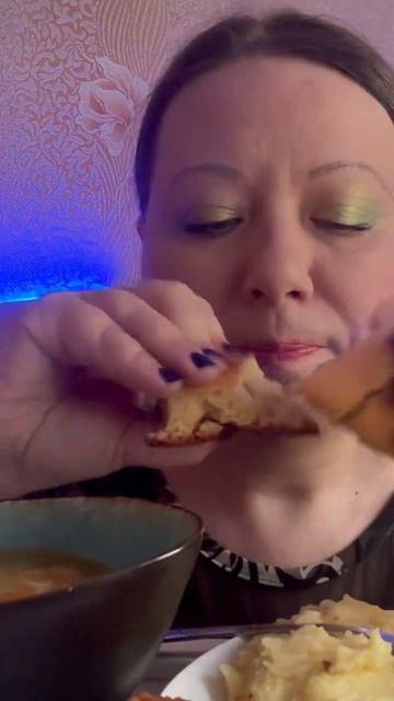 МУКБАНГ звуки еды смотрите полное видео на Бусти